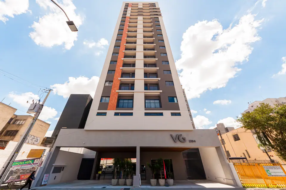 Fachada do edifício VG vista de baixo, com faixas verticais em terracota