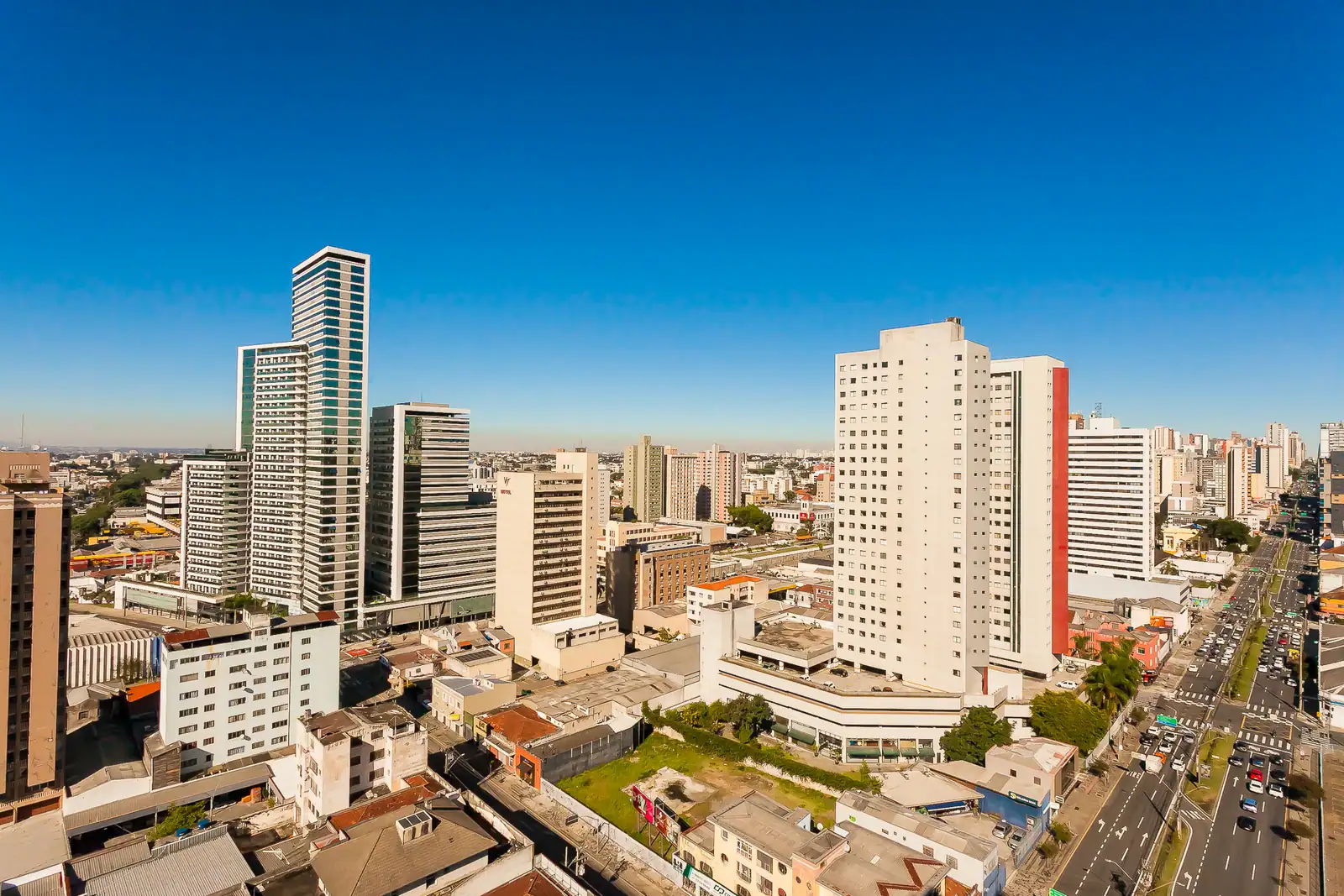Vista panorâmica do Centro de Curitiba a partir do VG, em dia de céu aberto