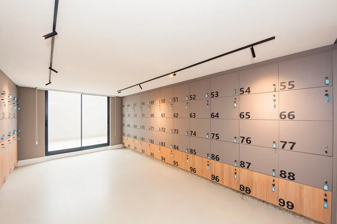 Parede de lockers numerados para recebimento de encomendas